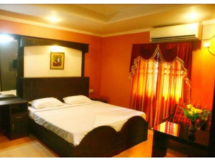 Hotel Priya Chengannur Phòng bức ảnh